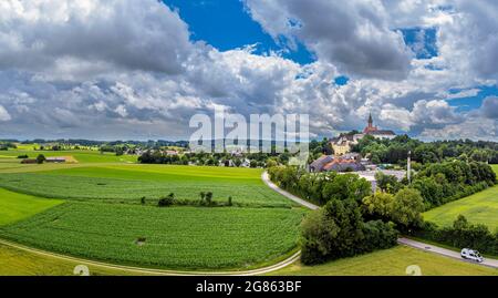 Campi verdi e prati nei pressi di Andechs, Pfaffenwinkel, vista aerea, alta Baviera, Baviera, Germania, Europa Foto Stock