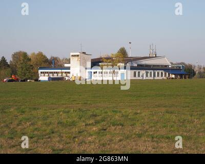 Costruzione Aeroclub in aeroporto sportivo, città europea di Bielsko-Biala nel distretto di Slesia in Polonia, cielo blu chiaro in 2020 caldo sole giorno di primavera il mese di aprile Foto Stock