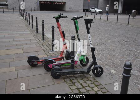Colonia, Germania. 16 luglio 2021. Gli scooters e-scooters a noleggio da voi, uccello e lime sono sul marciapiede. Credit: Horst Galuschka/dpa/Alamy Live News Foto Stock