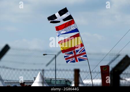 Silverstone, Regno Unito. 16 luglio 2021. Flags, Gran Premio di Gran Bretagna di F1 al circuito di Silverstone il 16 luglio 2021 a Silverstone, Regno Unito. (Foto di HOCH ZWEI) Credit: dpa/Alamy Live News Foto Stock