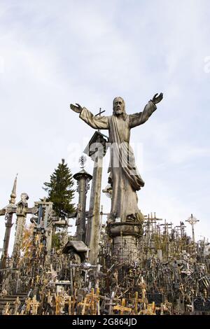 Famosa collina delle croci con una statua di Gesù Chris nel nord della Lituania Foto Stock