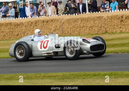 Mercedes-Benz W196 Formula 1 prodotta per le stagioni di F1 1954 e 1955 che corrono in salita al Goodwood Festival of Speed 2013 Foto Stock