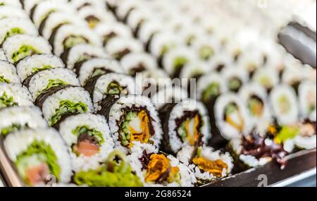 Sushi giapponese venduto in un centro commerciale europeo food Court Foto Stock