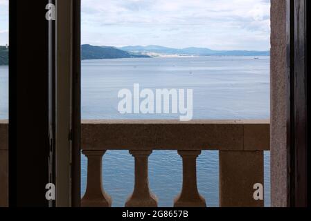 Vista sul golfo di Trieste, con lo skyline della città sullo sfondo, da un balcone del castello di Duino Foto Stock