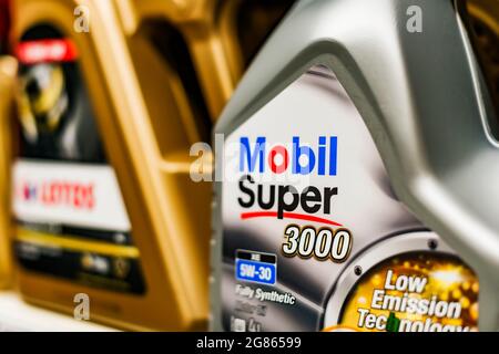 POZNAN, POL - Apr 28, 2021: Olio motore mobile Super messo in vendita in negozio Foto Stock