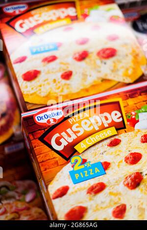 POZNAN, POL - Apr 13, 2021: Pizza Guseppe Dr Oetker in un supermercato frigorifero commerciale Foto Stock