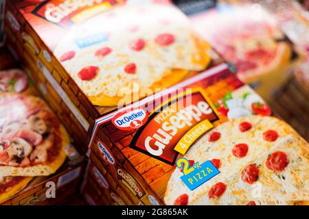 POZNAN, POL - Apr 13, 2021: Pizza Guseppe Dr Oetker in un supermercato frigorifero commerciale Foto Stock