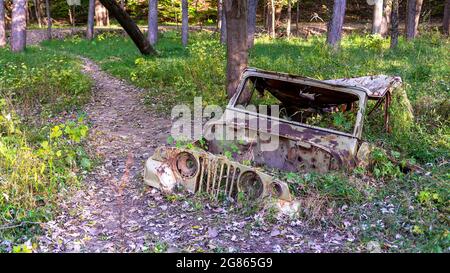 Abbandonate auto d'epoca arrugginite via Foto Stock