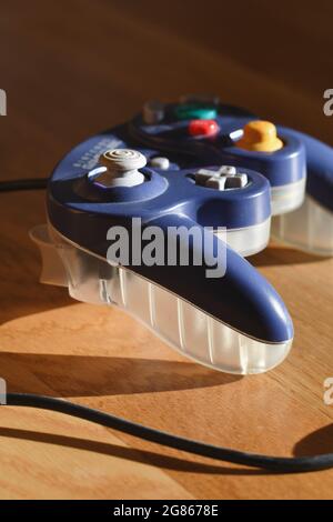 Foto di un controller di gioco alla luce del sole Foto Stock