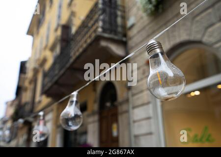 una fila di vecchie lampadine appese all'esterno Foto Stock