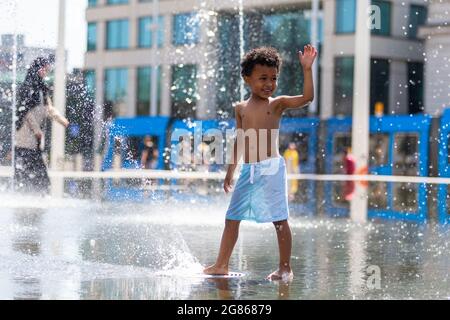 Birmingham, Regno Unito. 17 luglio 2021. Noah, di cinque anni, ha un tempo di spruzzi nelle fontane della piazza del Centenario di Birmingham. Peter Lopeman/Alamy Live News Foto Stock