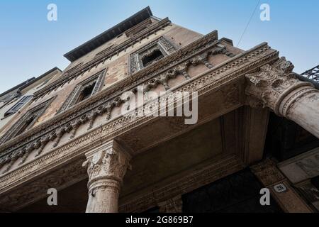 Mantova, Italia. 13 luglio 2021. Vista sull'antica casa del mercante nel centro della città Foto Stock