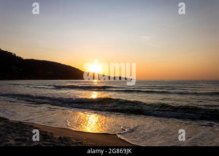 Alba sulla Golden Beach Thassos Grecia Foto Stock