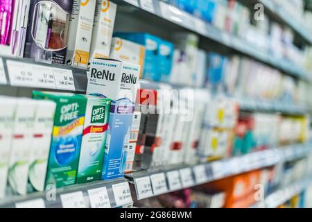 POZNAN, POL - 22 GIU 2021: Vendita di prodotti farmaceutici in farmacia Foto Stock