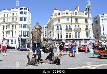 Brighton, Regno Unito. 17 luglio 2021. - autobus statue sul lungomare di Brighton come migliaia di gregge al mare per godersi il caldo tempo di sole. Un'onda di calore è prevista per il fine settimana in tutta la Gran Bretagna con temperature previste per raggiungere oltre 30 gradi centigradi in alcune aree: Credit Simon Dack / Alamy Live News Foto Stock