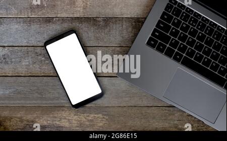 Smartphone con schermo vuoto su scrivania in legno. Vista dall'alto Communicator Technology on Wood Table Top View Foto Stock