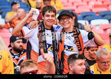 I fan di Castleford Tigers a Wembley in vista della finale della Betfred Challenge Cup Foto Stock