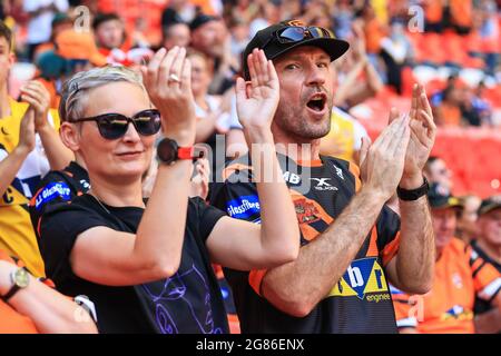 Londra, Regno Unito. 17 luglio 2021. I fan di Castleford Tigers a Wembley in vista della finale della Betfred Challenge Cup, il 17/07/2021. (Foto di Mark Cosgrove/News Images/Sipa USA) Credit: Sipa USA/Alamy Live News Credit: Sipa USA/Alamy Live News Foto Stock