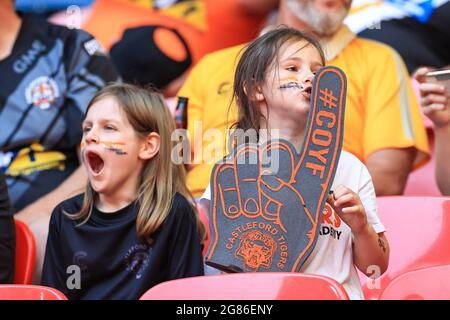 Londra, Regno Unito. 17 luglio 2021. I fan di Castleford Tigers a Wembley in vista della finale della Betfred Challenge Cup, il 17/07/2021. (Foto di Mark Cosgrove/News Images/Sipa USA) Credit: Sipa USA/Alamy Live News Credit: Sipa USA/Alamy Live News Foto Stock