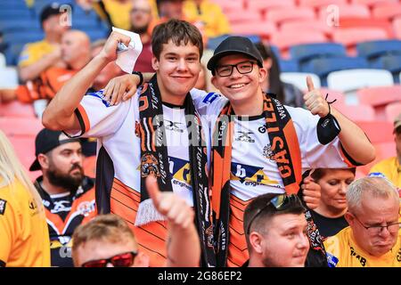 Londra, Regno Unito. 17 luglio 2021. I fan di Castleford Tigers a Wembley in vista della finale della Betfred Challenge Cup, il 17/07/2021. (Foto di Mark Cosgrove/News Images/Sipa USA) Credit: Sipa USA/Alamy Live News Credit: Sipa USA/Alamy Live News Foto Stock