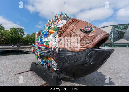 Sculture di pesce spazzatura fatto di spazzatura a King's Quay opera di Hideaki Shibata (aka Yodo-Tech), 2014 - Helsingor, Danimarca Foto Stock