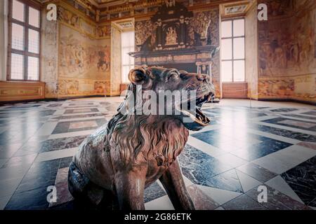 Scultura del leone presso la Grande Sala all'interno del Castello di Frederiksborg - Hillerod, Danimarca Foto Stock