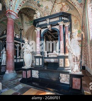 Tomba del re Federico II nella Cappella dei Magi nella Cattedrale di Roskilde - Roskilde, Danimarca Museo delle navi vichinghe - Rosk Foto Stock