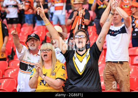 I fan di Castleford Tigers a Wembley in vista della finale della Betfred Challenge Cup Foto Stock