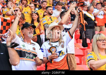 I fan di Castleford Tigers a Wembley in vista della finale della Betfred Challenge Cup Foto Stock