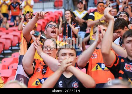 I fan di Castleford Tigers a Wembley in vista della finale della Betfred Challenge Cup Foto Stock