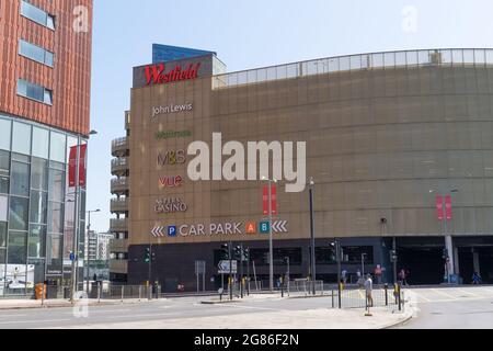 Fuori dal parcheggio Westfield a Stratford. Londra - 17 luglio 2021 Foto Stock