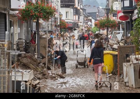 Ahrweiler, Germania. 17 luglio 2021. Residenti e negozianti stanno cercando di eliminare il fango dalle loro case e spostare mobili inutilizzabili all'esterno. La pulizia inizia nelle aree colpite dalla tempesta Credit: Thomas Frey/dpa/Alamy Live News Foto Stock