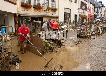 Ahrweiler, Germania. 17 luglio 2021. Residenti e negozianti stanno cercando di liberare le loro case di fango e spostare mobili inutilizzabili all'esterno. La pulizia inizia nelle aree colpite dalla tempesta. Credit: Thomas Frey/dpa/Alamy Live News Foto Stock