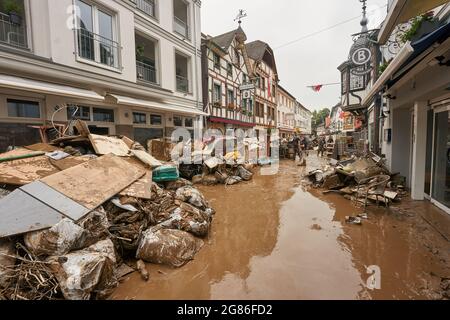 Ahrweiler, Germania. 17 luglio 2021. Residenti e negozianti stanno cercando di eliminare il fango dalle loro case e spostare mobili inutilizzabili all'esterno. La pulizia inizia nelle aree colpite dalla tempesta Credit: Thomas Frey/dpa/Alamy Live News Foto Stock