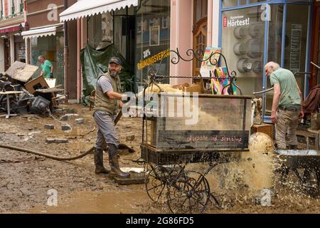 Ahrweiler, Germania. 17 luglio 2021. Residenti e negozianti stanno cercando di liberare le loro case di fango e spostare mobili inutilizzabili all'esterno. La pulizia inizia nelle aree colpite dalla tempesta. Credit: Thomas Frey/dpa/Alamy Live News Foto Stock