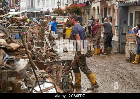 Ahrweiler, Germania. 17 luglio 2021. Residenti e negozianti stanno cercando di eliminare il fango dalle loro case e spostare mobili inutilizzabili all'esterno. La pulizia inizia nelle aree colpite dalla tempesta Credit: Thomas Frey/dpa/Alamy Live News Foto Stock