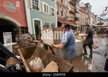 Ahrweiler, Germania. 17 luglio 2021. Residenti e negozianti stanno cercando di eliminare il fango dalle loro case e spostare mobili inutilizzabili all'esterno. La pulizia inizia nelle aree colpite dalla tempesta Credit: Thomas Frey/dpa/Alamy Live News Foto Stock