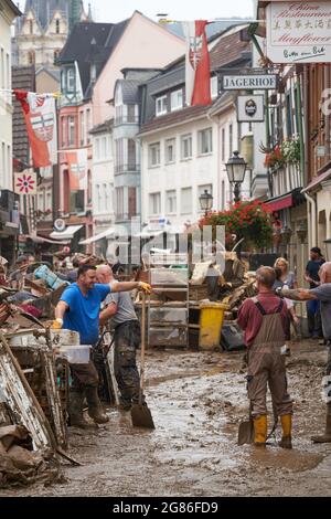 Ahrweiler, Germania. 17 luglio 2021. Residenti e negozianti stanno cercando di eliminare il fango dalle loro case e spostare mobili inutilizzabili all'esterno. La pulizia inizia nelle aree colpite dalla tempesta Credit: Thomas Frey/dpa/Alamy Live News Foto Stock