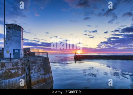 Un'alba colorata al porto di Seahouses sulla costa del Northumberland in Inghilterra, Regno Unito. Foto Stock
