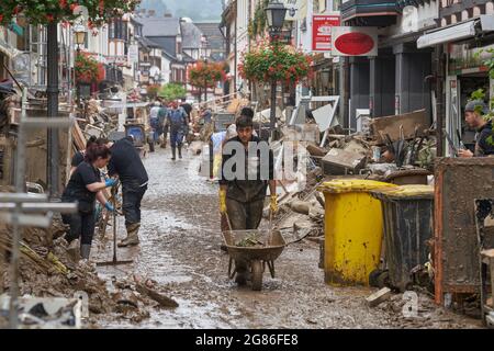 Ahrweiler, Germania. 17 luglio 2021. Residenti e negozianti stanno cercando di eliminare il fango dalle loro case e spostare mobili inutilizzabili all'esterno. La pulizia inizia nelle aree colpite dalla tempesta Credit: Thomas Frey/dpa/Alamy Live News Foto Stock