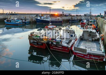 Una splendida alba al porto di Seahouses sulla costa del Northumberland in Inghilterra, Regno Unito Foto Stock