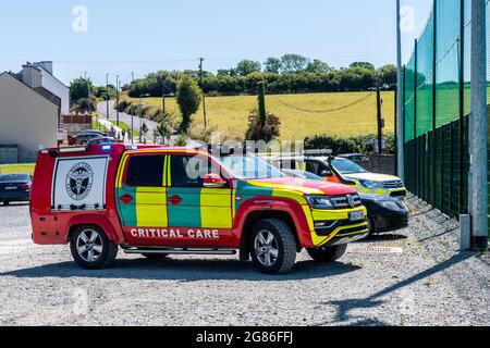 Rosscarbery, West Cork, Irlanda. 17 luglio 2021. L'elicottero della Guardia Costiera Irlandese, Rescue 116, ha questo pomeriggio sollevato un paziente dal Rosscarbery GAA Club all'aeroporto di Cork e poi al Cork University Hospital. Si ritiene che un giovane nuotatore abbia avuto difficoltà a nuotare a Mill Cove, vicino a Rossscarbery. Gardai, il servizio di ambulanza, Critical Care e le unità della Guardia Costiera Irlandese erano tutti coinvolti nell'operazione. Credit: AG News/Alamy Live News Foto Stock