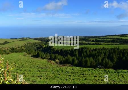 Bellissimo paesaggio verde lussureggiante di Sete Cidades nelle Azzorre. Foto Stock