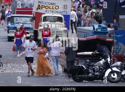 Cast e l'equipaggio sono visti sul set su St Vincent Street nel centro di Glasgow durante le riprese per quello che si pensa sia il nuovo film Indiana Jones 5 con Harrison Ford. Data immagine: Sabato 17 luglio 2021. Foto Stock