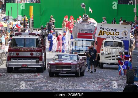 Cast e l'equipaggio sono visti sul set su St Vincent Street nel centro di Glasgow durante le riprese per quello che si pensa sia il nuovo film Indiana Jones 5 con Harrison Ford. Data immagine: Sabato 17 luglio 2021. Foto Stock