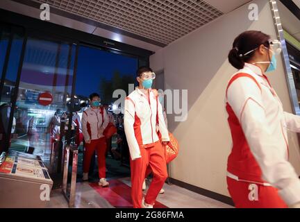 Tokyo, Giappone. 17 luglio 2021. Ma Long (2nd R) della squadra cinese di ping-pong arriva all'aeroporto Narita di Tokyo, Giappone, il 17 luglio 2021. Alcuni membri della delegazione olimpica cinese sono arrivati a Tokyo sabato. Credit: CaO Can/Xinhua/Alamy Live News Foto Stock