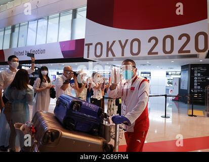 Tokyo, Giappone. 17 luglio 2021. Il presidente dell'associazione cinese di tennis da tavolo Liu Guoliang arriva all'aeroporto di Narita a Tokyo, Giappone, il 17 luglio 2021. Alcuni membri della delegazione olimpica cinese sono arrivati a Tokyo sabato. Credit: CaO Can/Xinhua/Alamy Live News Foto Stock