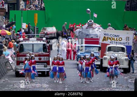 Cast e l'equipaggio sono visti sul set su St Vincent Street nel centro di Glasgow durante le riprese per quello che si pensa sia il nuovo film Indiana Jones 5 con Harrison Ford. Data immagine: Sabato 17 luglio 2021. Foto Stock