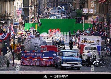 Cast e l'equipaggio sono visti sul set su St Vincent Street nel centro di Glasgow durante le riprese per quello che si pensa sia il nuovo film Indiana Jones 5 con Harrison Ford. Data immagine: Sabato 17 luglio 2021. Foto Stock