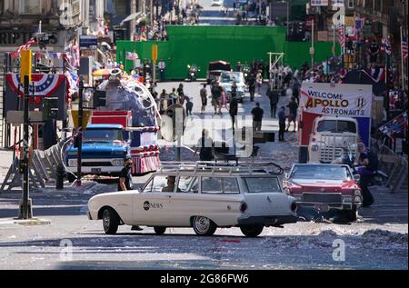 Cast e l'equipaggio sono visti sul set su St Vincent Street nel centro di Glasgow durante le riprese per quello che si pensa sia il nuovo film Indiana Jones 5 con Harrison Ford. Data immagine: Sabato 17 luglio 2021. Foto Stock